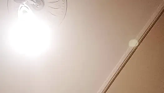 Amcığını yalayarak inliyor ve orgazm oluyor