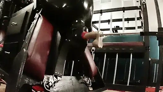 Lady Diva Cane zindanında lateks catsuit, sikiş makineleri ve venüs 2000