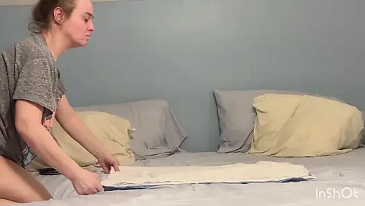 Olgun yarağa binmeyi ve boşalana kadar göt deliğinden sikilmeyi seviyor!