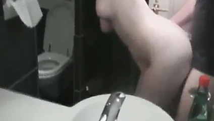 Yalnız iş kadını bellman tarafından şaşırttı