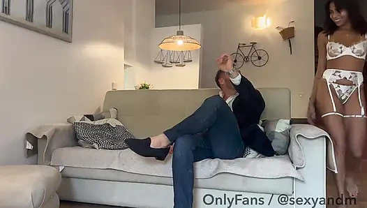 İşadamı büyük bir anlaşma kazandı ve karısını hamile bıraktıktan sonra kutlama yapıyor