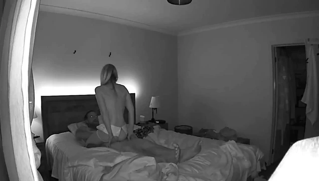 Я застукаю его трахающей девушку по соседству, записали на спальне