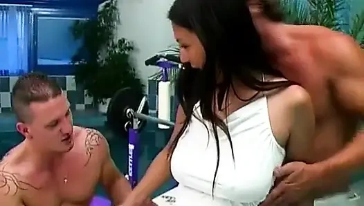 Spor salonunda sikişirken yaraklar idare ediliyor