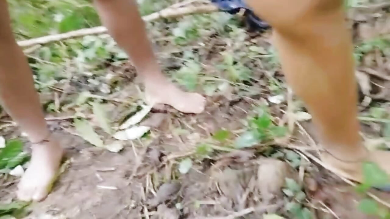 Hintli desi kabile kızı ormanda sahibiyle sakso ve domaltarak seks yapıyor