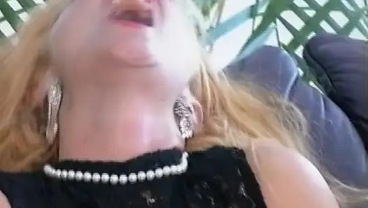 Çarpıcı Alman kızlar ateşli lezbiyen grup seks yapıyor