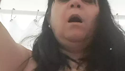 Üvey oğul duştaydı, sessizce sikiştik ateşliyiz