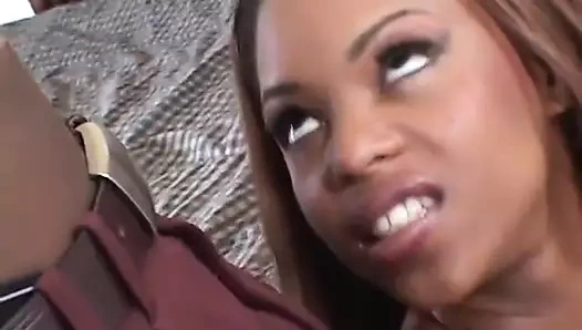 Azgın zenci sürtük her iki deliğini de büyük bir büyük zenci yarağını içine alıyor