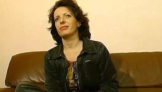 Fransız bayan kıllı deliklerini vahşi bir adama siktiriyor