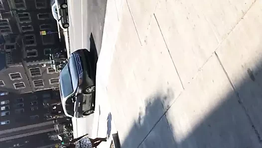 Bir etekle kavga eden popo yanakları