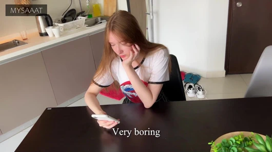 Üvey kız kardeş satrançta kayboldu ve amına iki kez boşalıyor