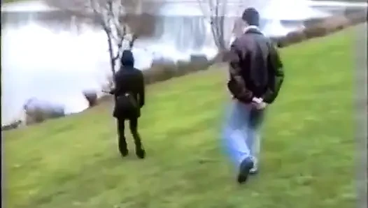 Bir göletin kenarına bir yürüyüşçü yerleştiriyor ve sonunda onu sikiyor!