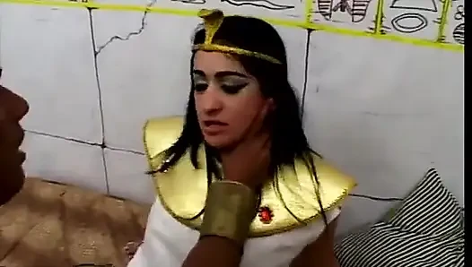 Kleopatra'nın üvey kız kardeşi Berenice Yunan geleneklerini venerates
