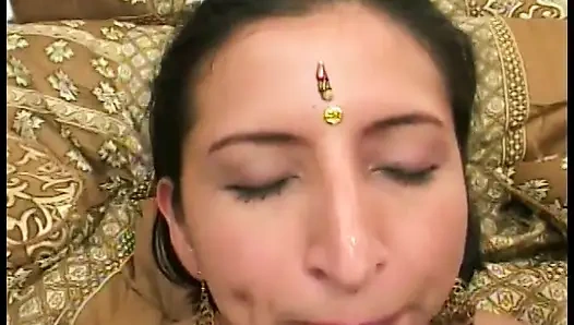 Azgın Hintli güzel götü kanepede sert sikilirken zevk içinde inliyor