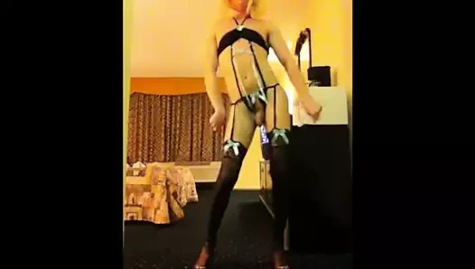 Sissyalessandra motelde babasını beklerken dans ediyor