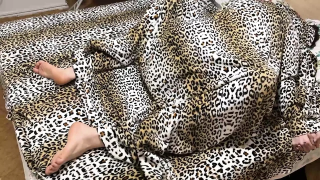 Страстная пара быстро трахается в постели