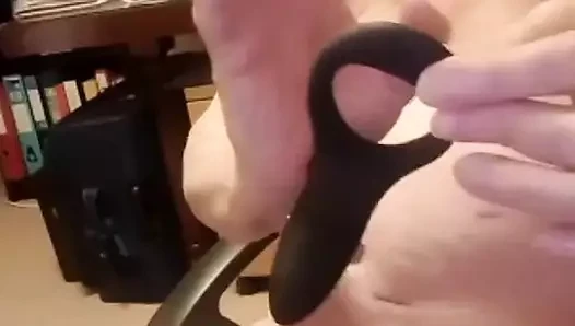 Yeni oyuncakları kenarlayıp gösteriyor