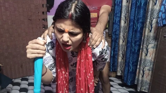 Usta güzel hizmetçiyi odada net Hintçe seste yakalıyor ve sikiyor.