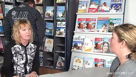 Büyük oğlan yarak odasında aç orta yaşlı seksi kadınlarla sikişiyor