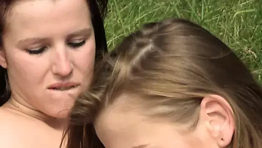 Öpüşme ve yalama açık lezbiyenler mastürbasyon yapmak ve yapay penis sikme