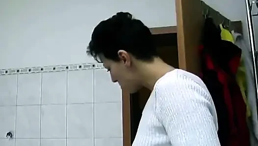 Esmer amatör çoraplı kremsi amcığını fırçalıyor