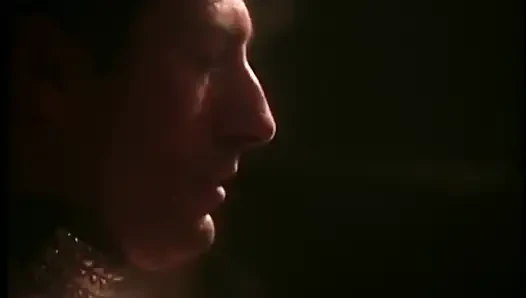 Kırmızı gecelikli güzel sarışın bebek dışarıda sikiliyor, yüzüne döl alıyor