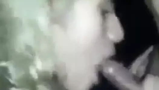 Loira novinha mamando