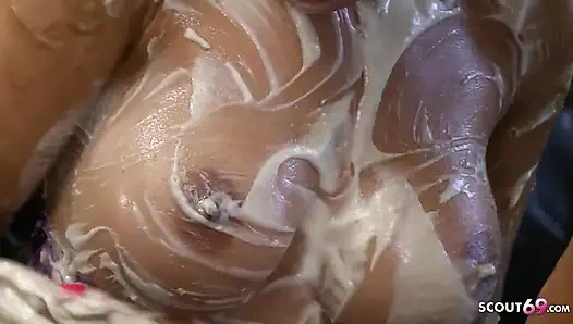 Azgın sarışın üvey kız kardeşler vanilla kremasıyla bulanıyor ve amına mastürbasyon yapıyor