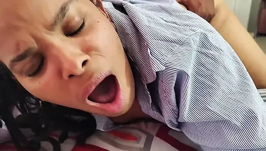 Brezilyalı melez güvenlik görevlisini baştan çıkarıyor ve prezervatifini çıkarıyor