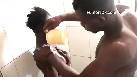 Duşta olgunla sikişiyor