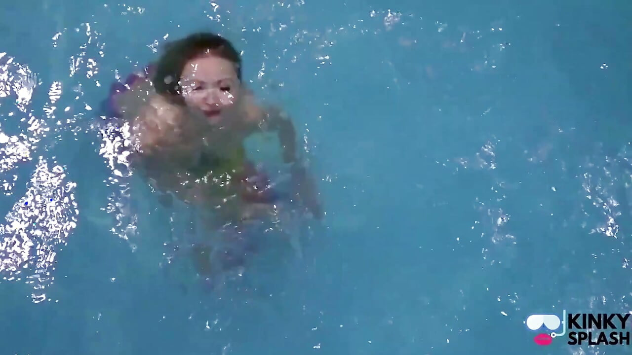 Tutsak deniz kızı havuzda seni azdırıyor
