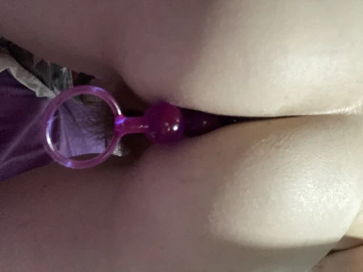 İlk kez anal boncuk kullanmadan önce sıkı göt deliğimi parmaklıyorum