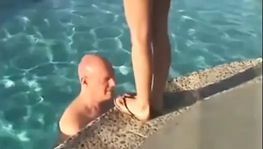 Açık havada havuzun yanında ayak oyunu