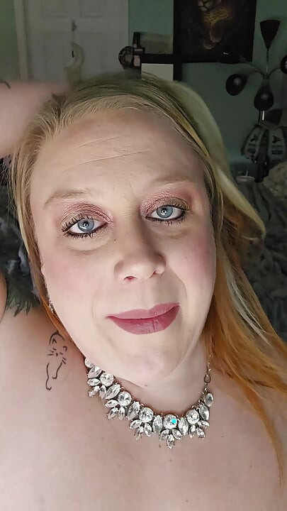 Tıkaçlı seksi orta yaşlı seksi kadın