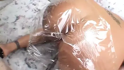 sarışın alır sarılmış içinde folyo ve sikikleri onu kıçını ile sert horoz