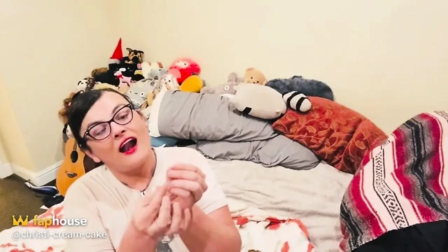 Trans sürtük orta yaşlı seksi kadın christi kremalı pasta ile boşalıyor