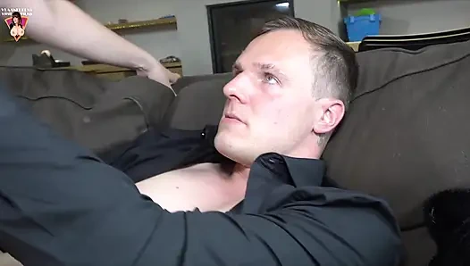 Genç sürtük kanepede sikiliyor.