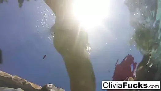 Olivia austin havuzda biraz yaz eğlencesi var