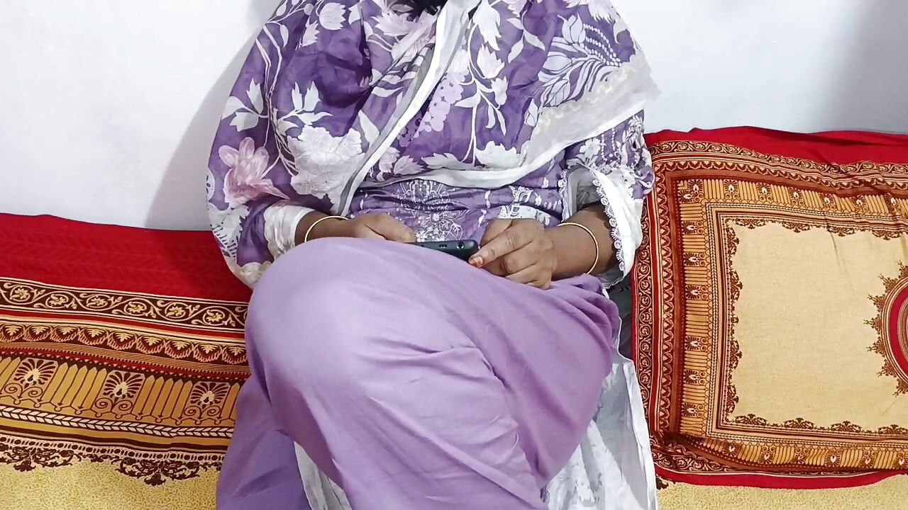 Orta yaşlı seksi evli kadın kocasının arkadaşı tarafından sikiliyor net ses