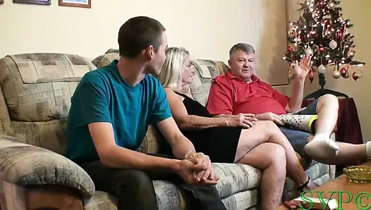 Üvey nine üvey torununa yardım ediyor ve onu sikiyor