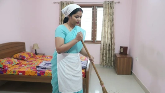 Genç malik hizmetçiyle vahşi harika seks, hizmetçiyle ilk kez sert seks