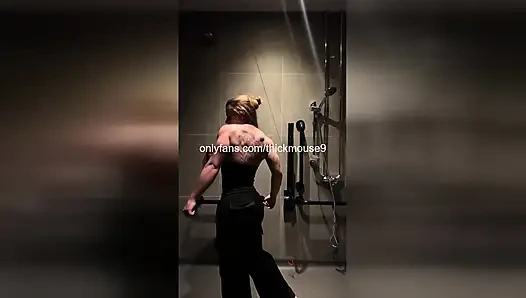 Едва достигаемую совершеннолетия девушку жестко пальцами во время живой трансляции с ТикТок!