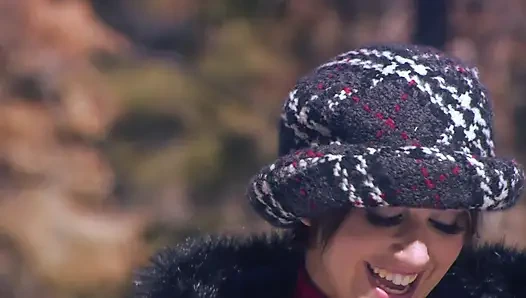 Büyük götlü kız karda sert sikilirken eğiliyor