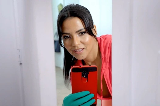 Kolombiyalı hizmetçi sahibini dikizliyor