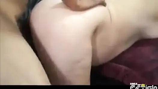 Utangaç hamile kadın büyük bir yarak emiyor ve kanepede sikiliyor bakış açısı