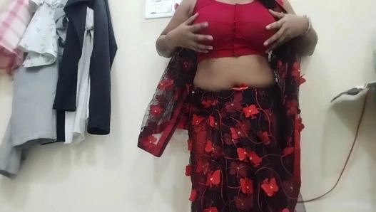 Indian desi Aunty fingering in Pussy or playing with Big boobs in the bedroom