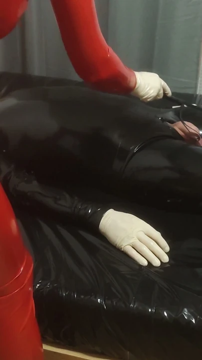 Kırmızı lateks kedi tulumlu ateşli orta yaşlı seksi kadın kilitli bir köleyle eğleniyor. Second Angle