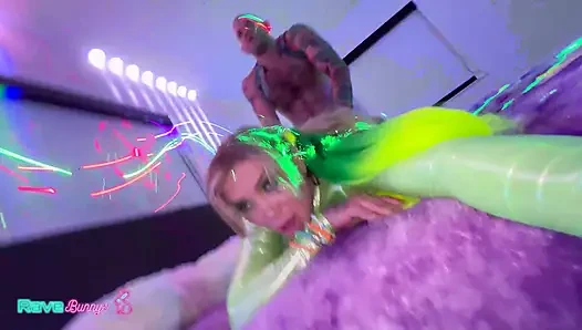 Cristina Savoy neon rave ritüelinde Brian Omally'ye teslim oluyor!
