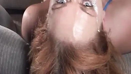 Olgun orta yaşlı seksi kadın büyük yarağı ıslak yüze boşalmayla boşaltıyor
