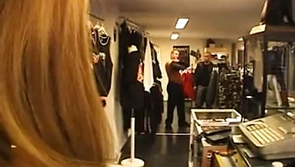 2 adamla dükkâncı kız