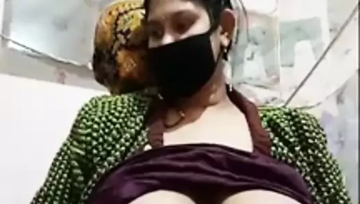 Dolly yenge emzirme ve handjob 2